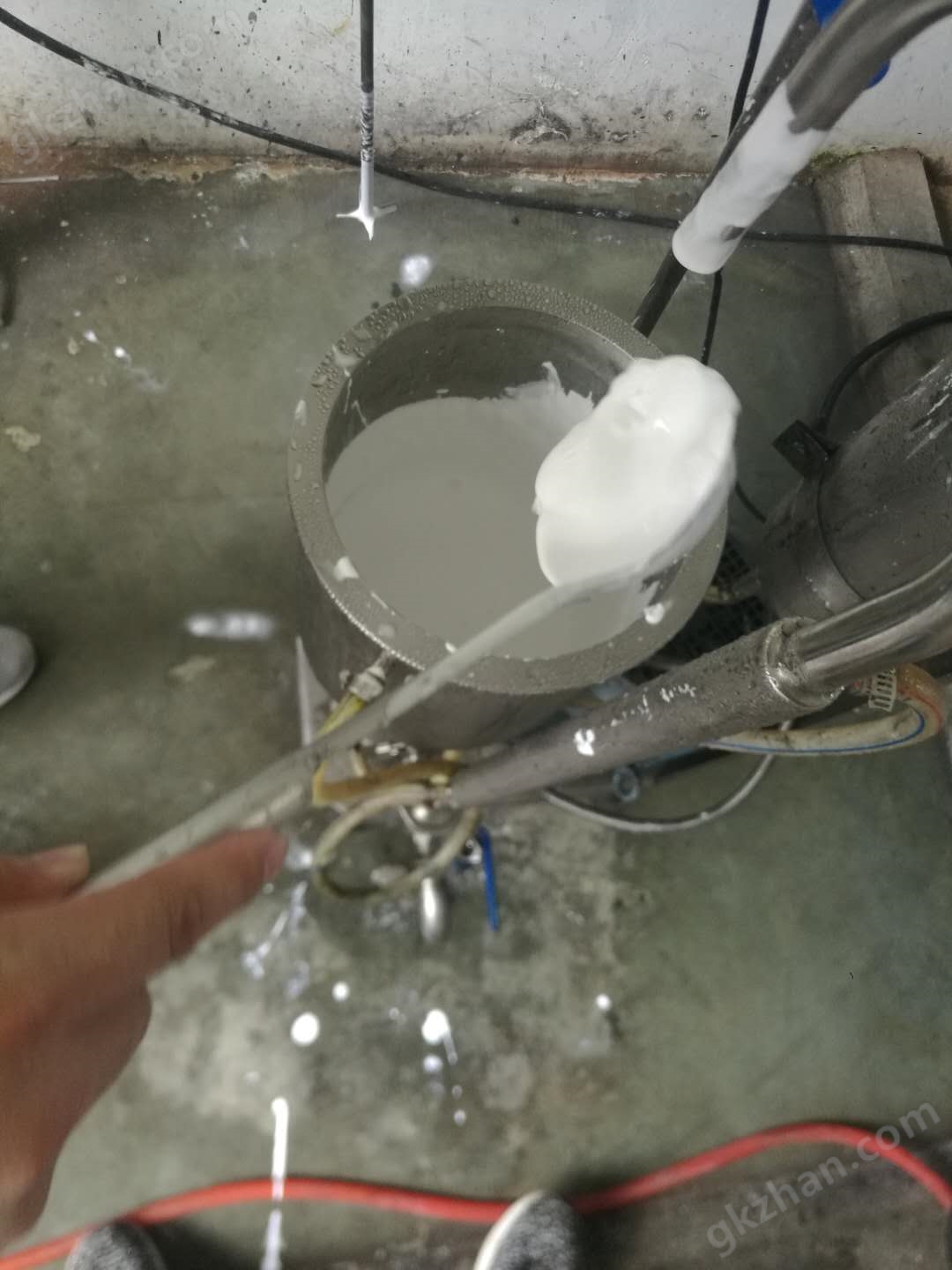 新研發(fā)氧化鋁陶瓷隔膜漿料膠體磨